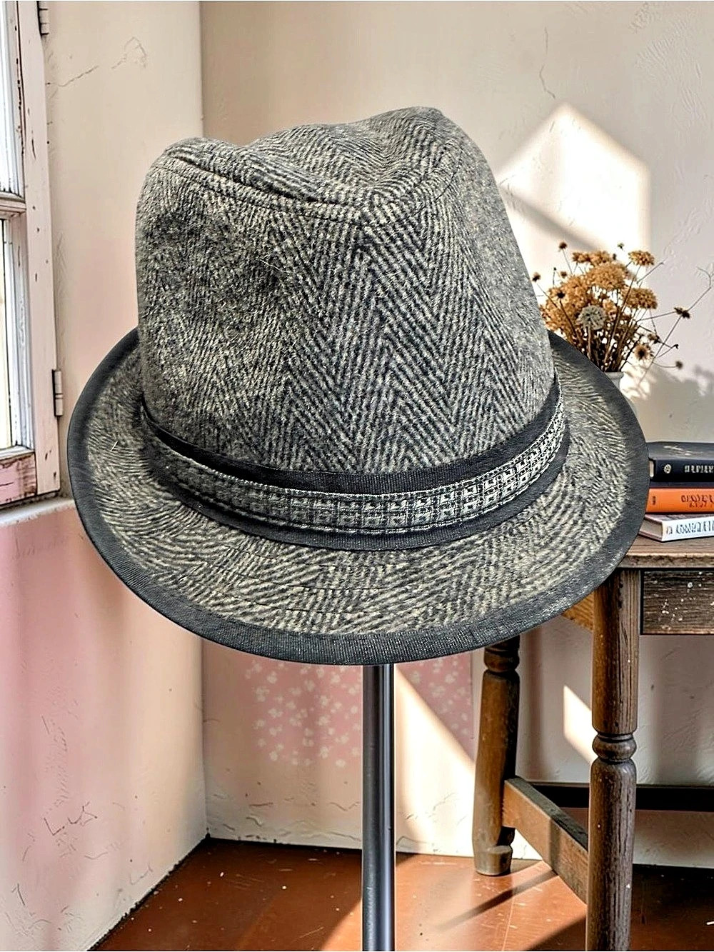 Country Road Houndstooth Fedora in Gray Size Medium